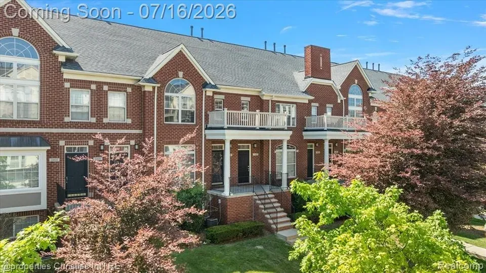2 Bed 2 Bath Established Multi-Level Townhouse in Troy, MI - 2