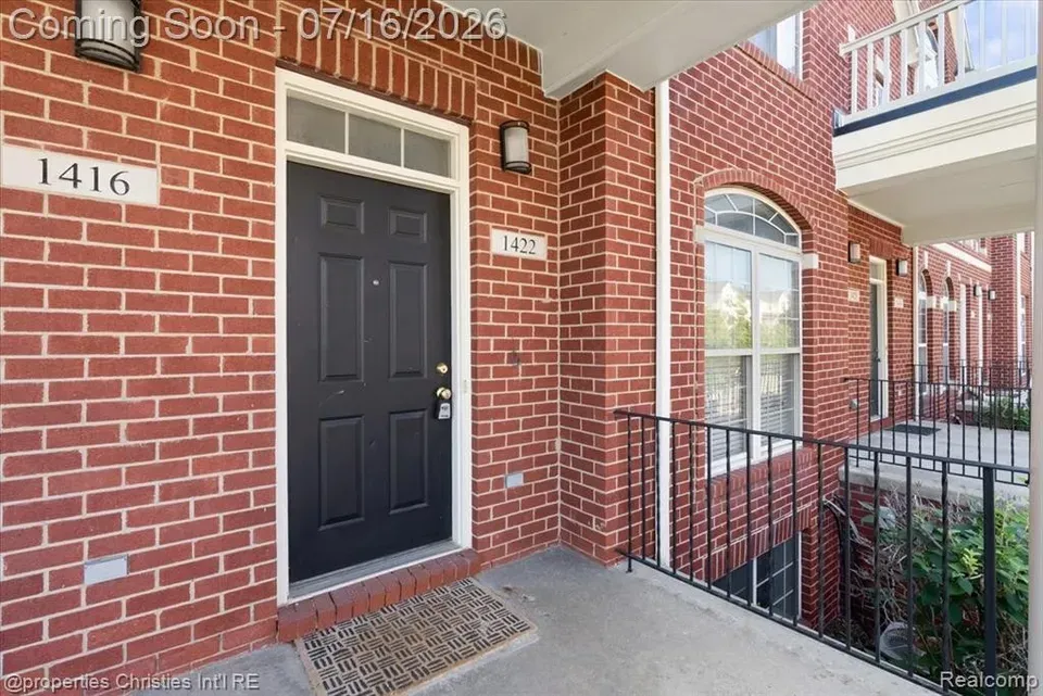2 Bed 2 Bath Established Multi-Level Townhouse in Troy, MI - 4