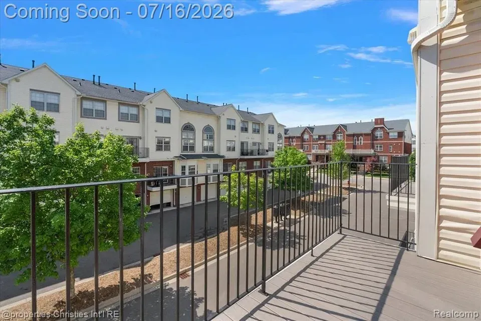 2 Bed 2 Bath Established Multi-Level Townhouse in Troy, MI - 5