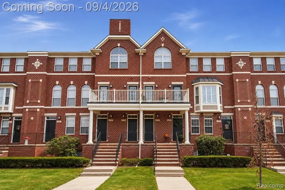 2 Bed 2 Bath Established Multi-Level Townhouse in Troy, MI