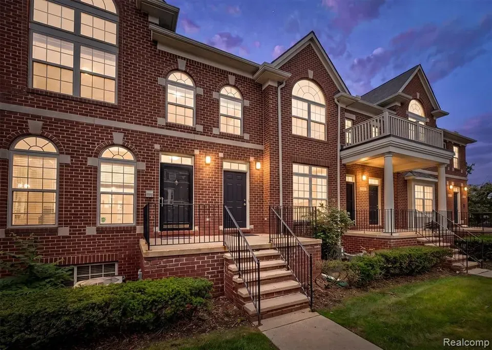 2 Bed 2 Bath Established Multi-Level Townhouse in Troy, MI - 1