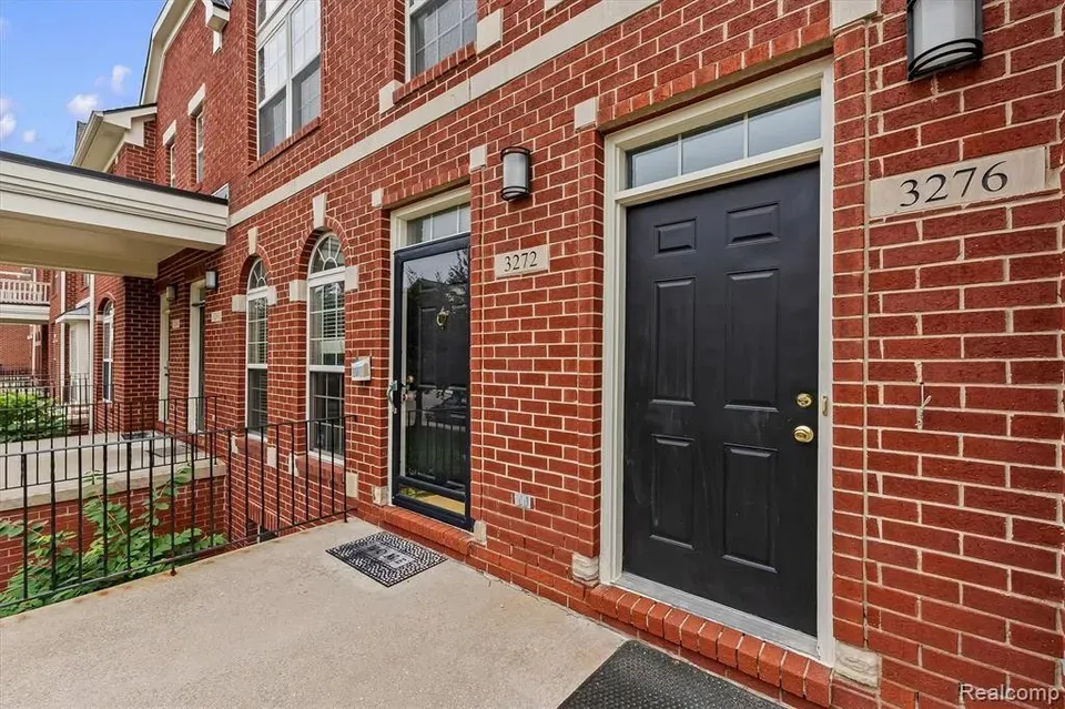 2 Bed 2 Bath Established Multi-Level Townhouse in Troy, MI - 2