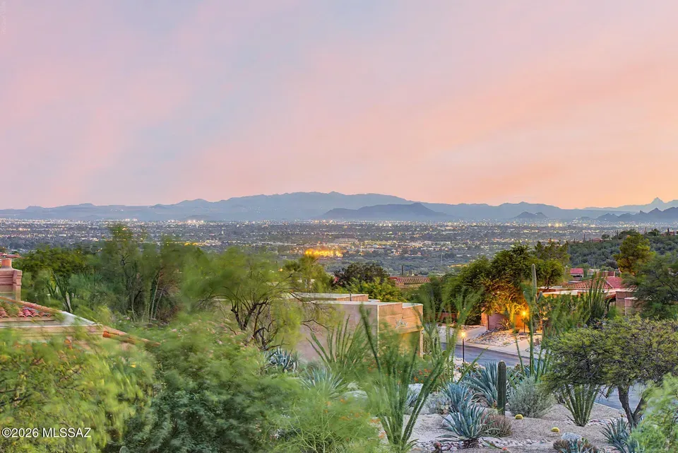2 Bed 2 Bath Established Multi-Level Townhouse in Tucson, AZ