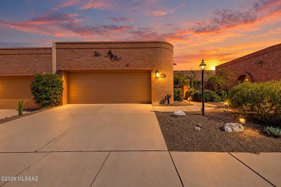 2 Bed 2 Bath Established Multi-Level Townhouse in Tucson, AZ