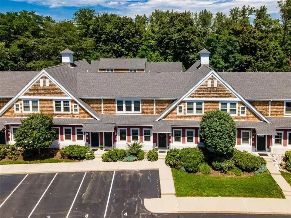 2 Bed 2 Bath Established Multi-Level Townhouse in Warwick, RI - 2