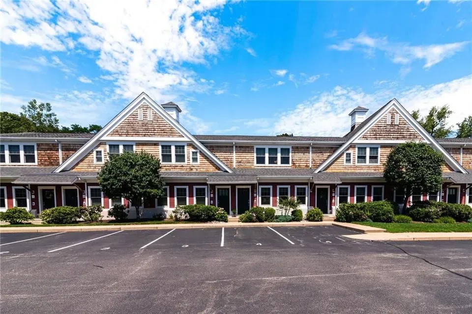 2 Bed 2 Bath Established Multi-Level Townhouse in Warwick, RI - 3