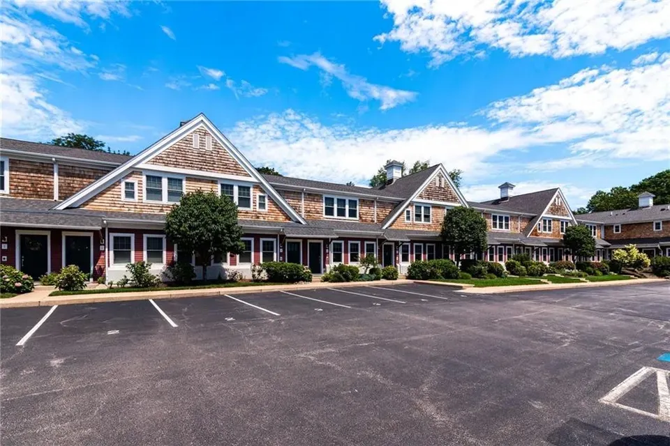 2 Bed 2 Bath Established Multi-Level Townhouse in Warwick, RI - 4