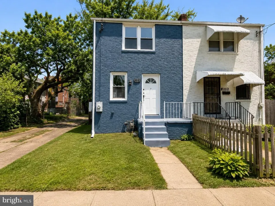 2 Bed 2 Bath Established Multi-Level Townhouse in Washington, DC - 1