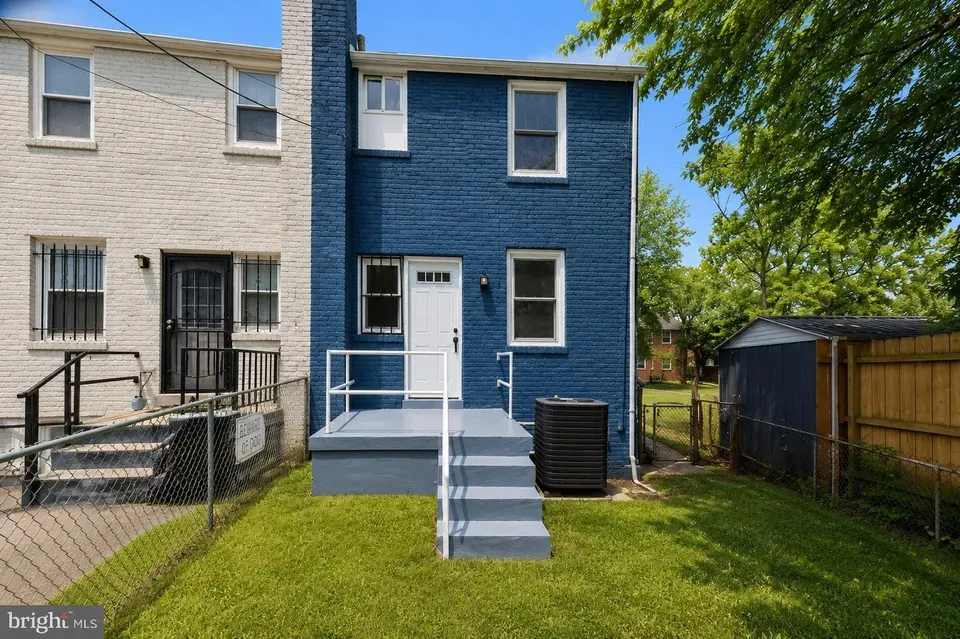2 Bed 2 Bath Established Multi-Level Townhouse in Washington, DC - 2
