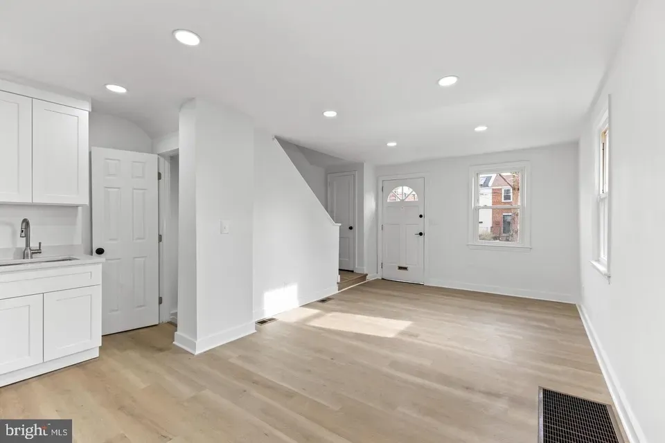 2 Bed 2 Bath Established Multi-Level Townhouse in Washington, DC - 4