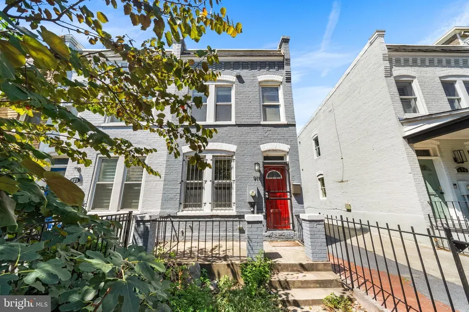 2 Bed 2 Bath Established Multi-Level Townhouse in Washington, DC - 2