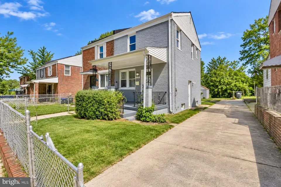 2 Bed 2 Bath Established Multi-Level Townhouse in Washington, DC - 1