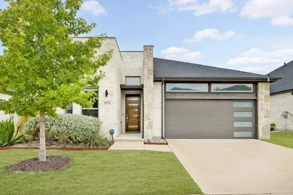 2 Bed 2 Bath Modern Contemporary Residence in Allen, TX