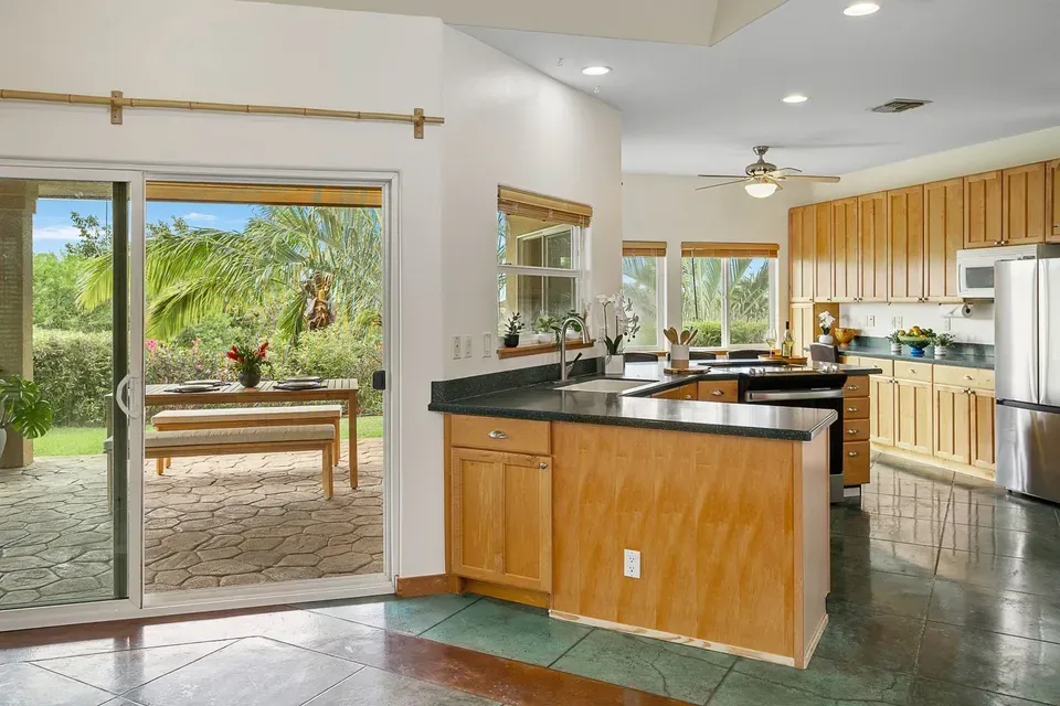 2 Bed 2 Bath Modern Contemporary Residence in Maui, HI - 2