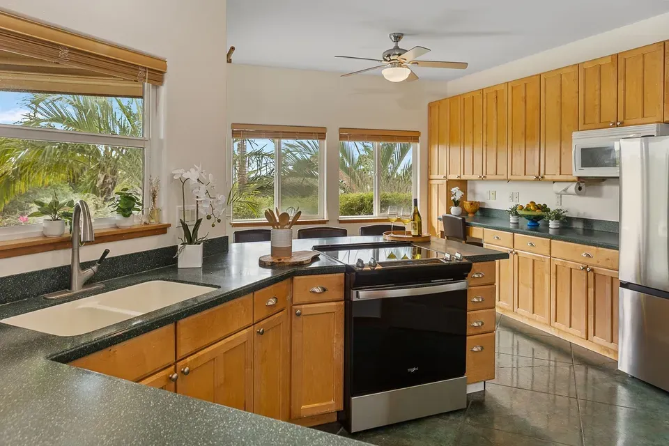 2 Bed 2 Bath Modern Contemporary Residence in Maui, HI - 3