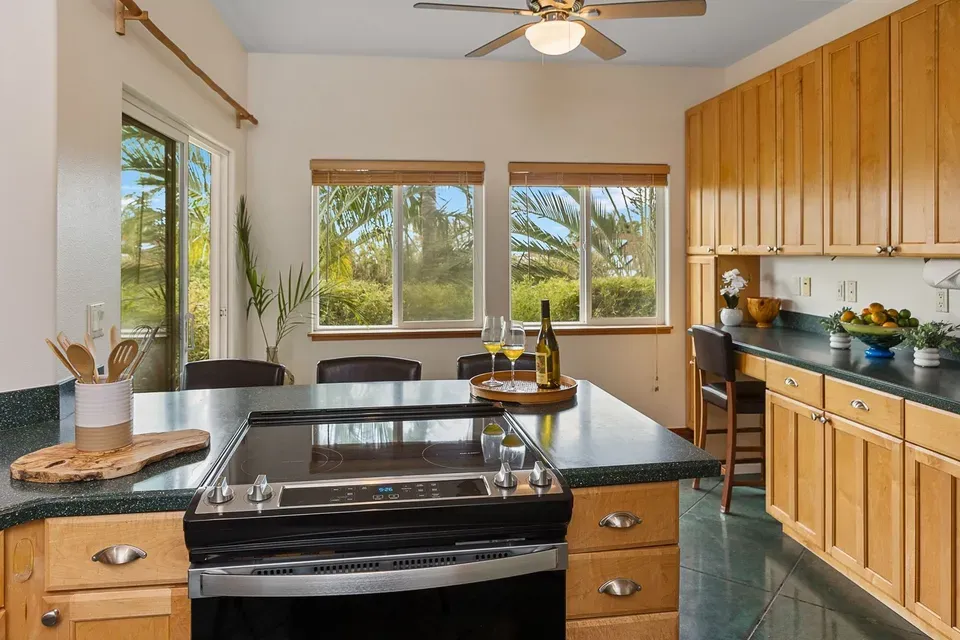 2 Bed 2 Bath Modern Contemporary Residence in Maui, HI - 4