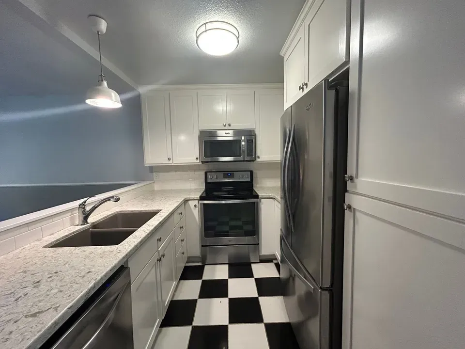 2 Bed 2 Bath Modern Contemporary Residence in Modesto, CA - 5