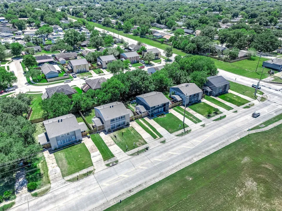 2 Bed 2 Bath Multi-Unit Residential Property in Pearland, TX - 3