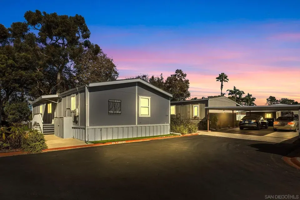2 Bed 2 Bath Traditional Suburban Family Home in San Diego, CA - 4