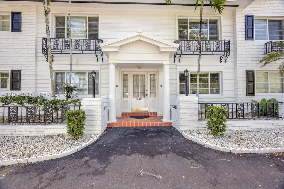 2 Bed 2 Bath Urban Residential Condo in Coral Gables, FL