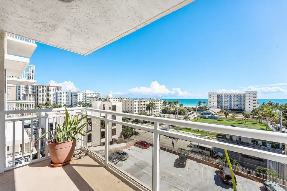 2 Bed 2 Bath Urban Residential Condo in Hollywood, FL