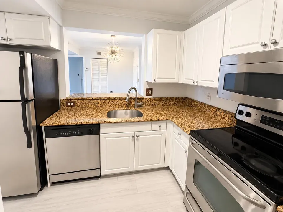 2 Bed 2 Bath Urban Residential Condo in Hollywood, FL - 4