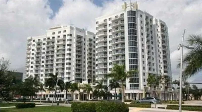 2 Bed 2 Bath Urban Residential Condo in Hollywood, FL