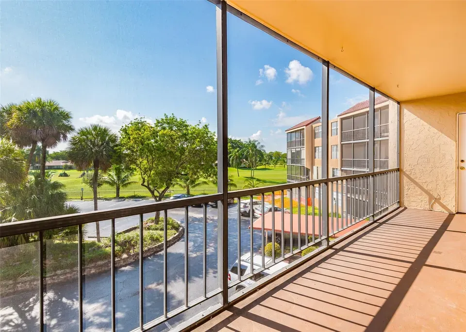 2 Bed 2 Bath Urban Residential Condo in Hollywood, FL