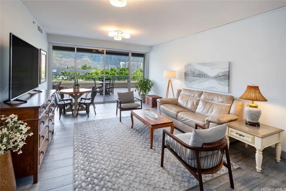 2 Bed 2 Bath Urban Residential Condo in Honolulu, HI - 2