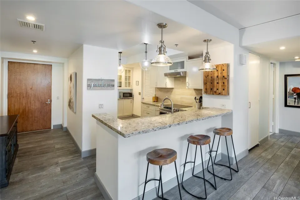 2 Bed 2 Bath Urban Residential Condo in Honolulu, HI - 4