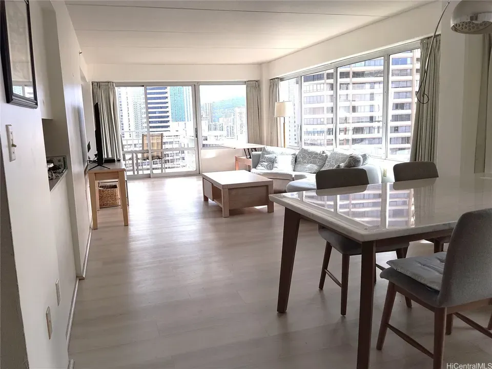 2 Bed 2 Bath Urban Residential Condo in Honolulu, HI