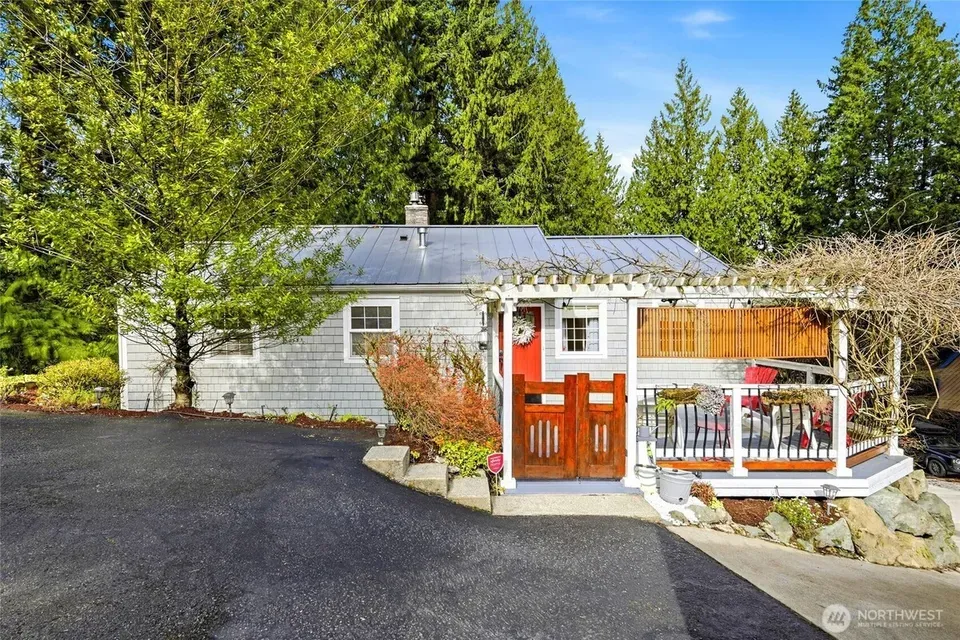 3 Bed 1 Bath Classic Historic Era Home in Bellevue, WA