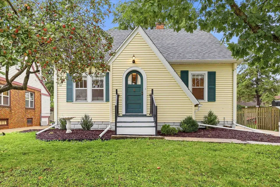 3 Bed 1 Bath Classic Historic Era Home in Green Bay, WI - 1
