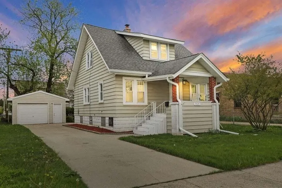 3 Bed 1 Bath Classic Historic Era Home in Kenosha, WI - 2