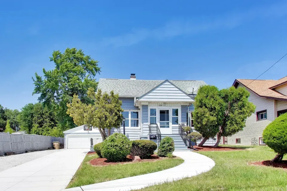 3 Bed 1 Bath Classic Historic Era Home in Kenosha, WI - 2
