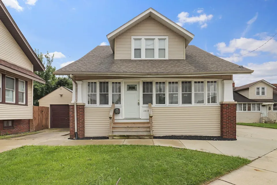 3 Bed 1 Bath Classic Historic Era Home in Kenosha, WI