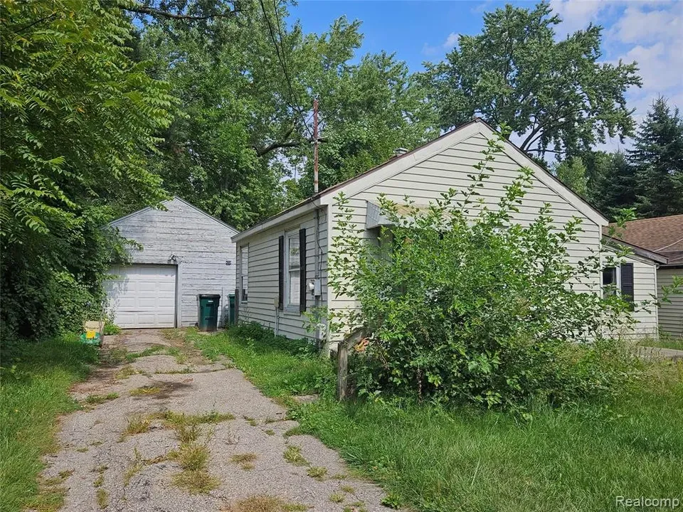 3 Bed 1 Bath Classic Historic Era Home in Lansing, MI - 2
