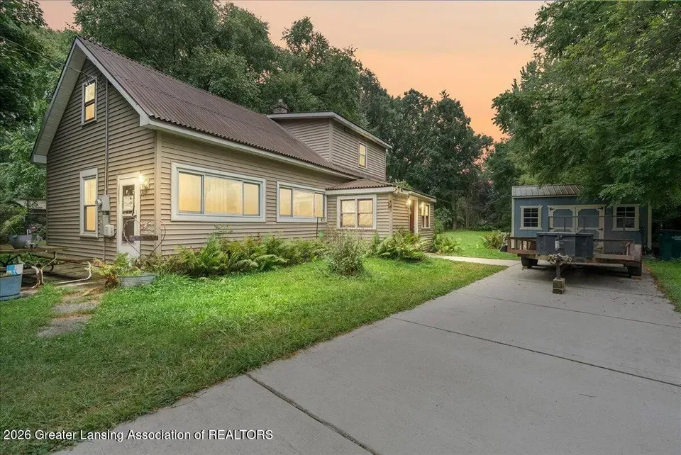 3 Bed 1 Bath Classic Historic Era Home in Lansing, MI - 2