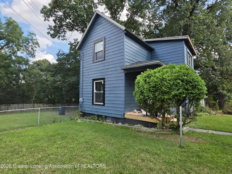 3 Bed 1 Bath Classic Historic Era Home in Lansing, MI - 2
