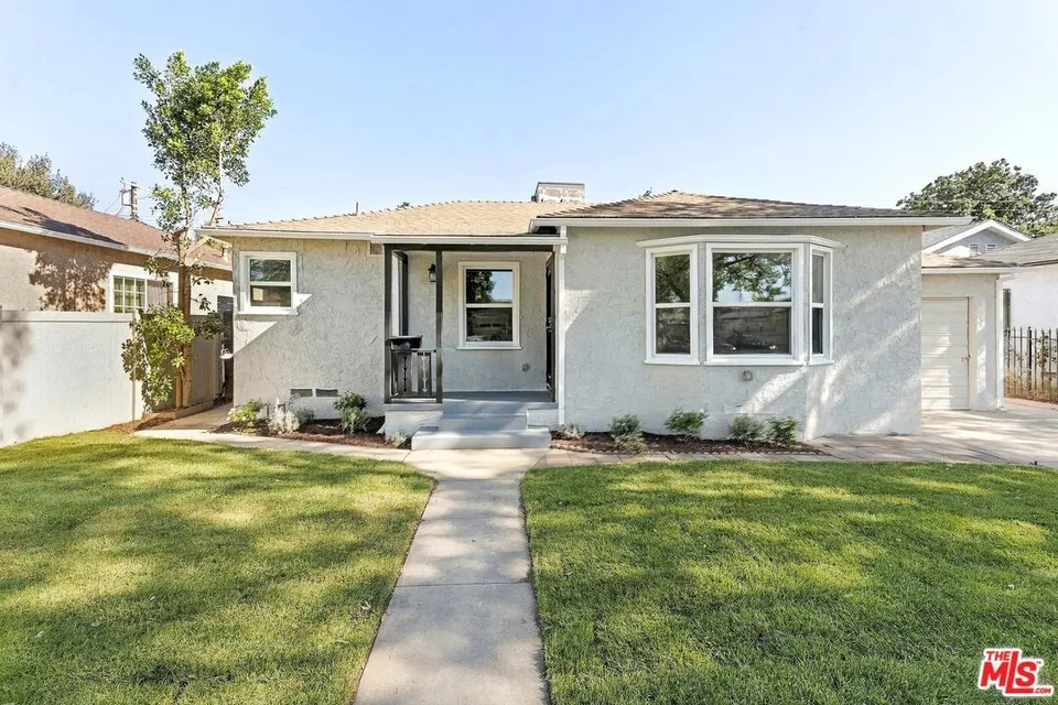 3 Bed 1 Bath Classic Historic Era Home in Los Angeles, CA - Hero