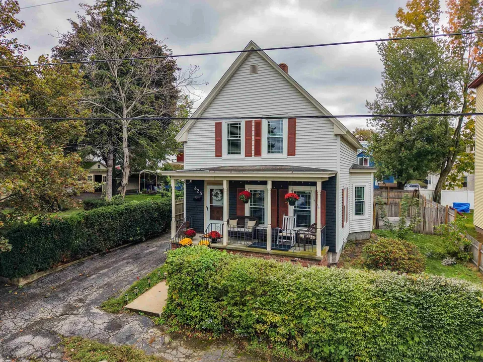 3 Bed 1 Bath Classic Historic Era Home in Manchester, NH