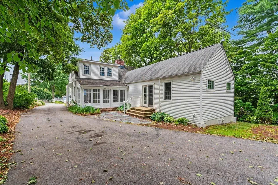 3 Bed 1 Bath Classic Historic Era Home in Manchester, NH - 5