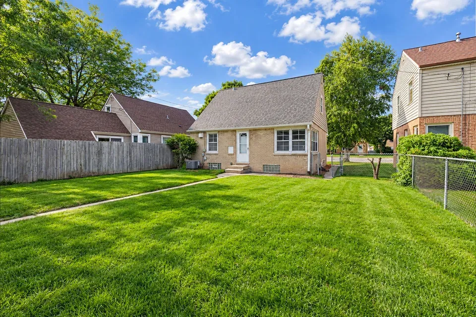 3 Bed 1 Bath Classic Historic Era Home in Milwaukee, WI - 2