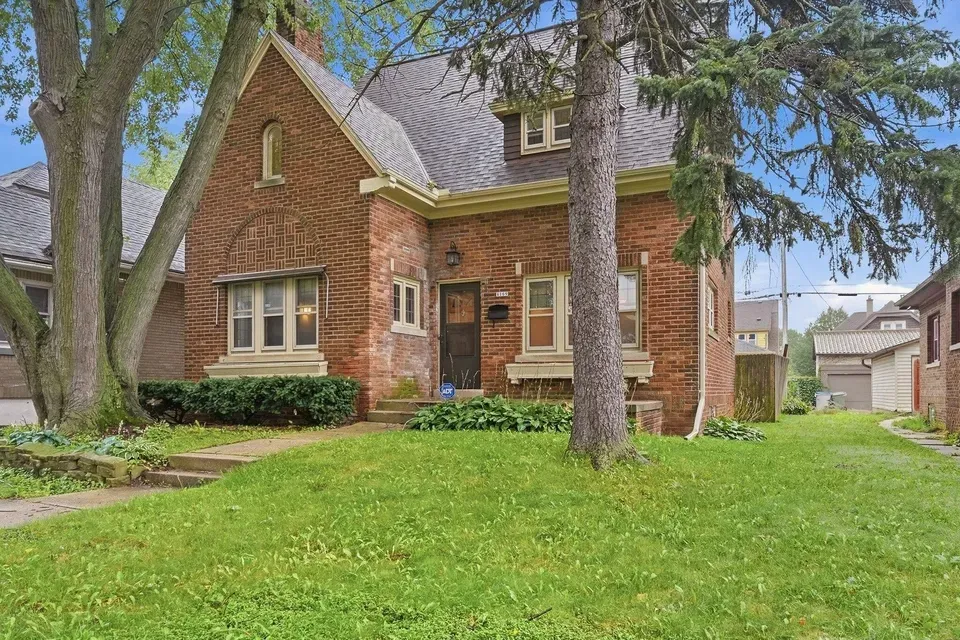 3 Bed 1 Bath Classic Historic Era Home in Milwaukee, WI