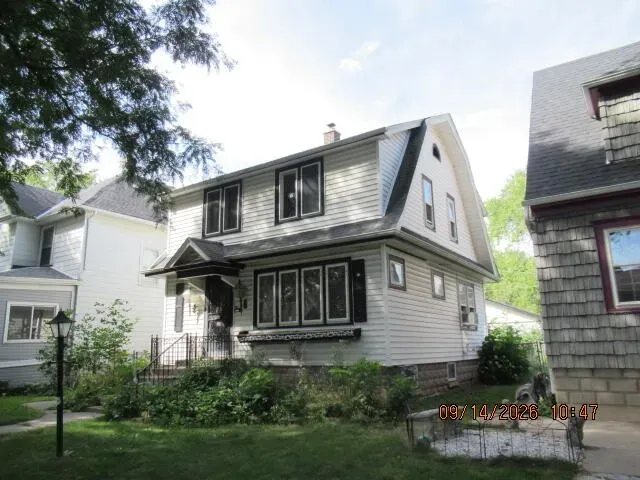 3 Bed 1 Bath Classic Historic Era Home in Milwaukee, WI - 2
