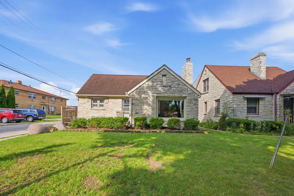 3 Bed 1 Bath Classic Historic Era Home in Milwaukee, WI