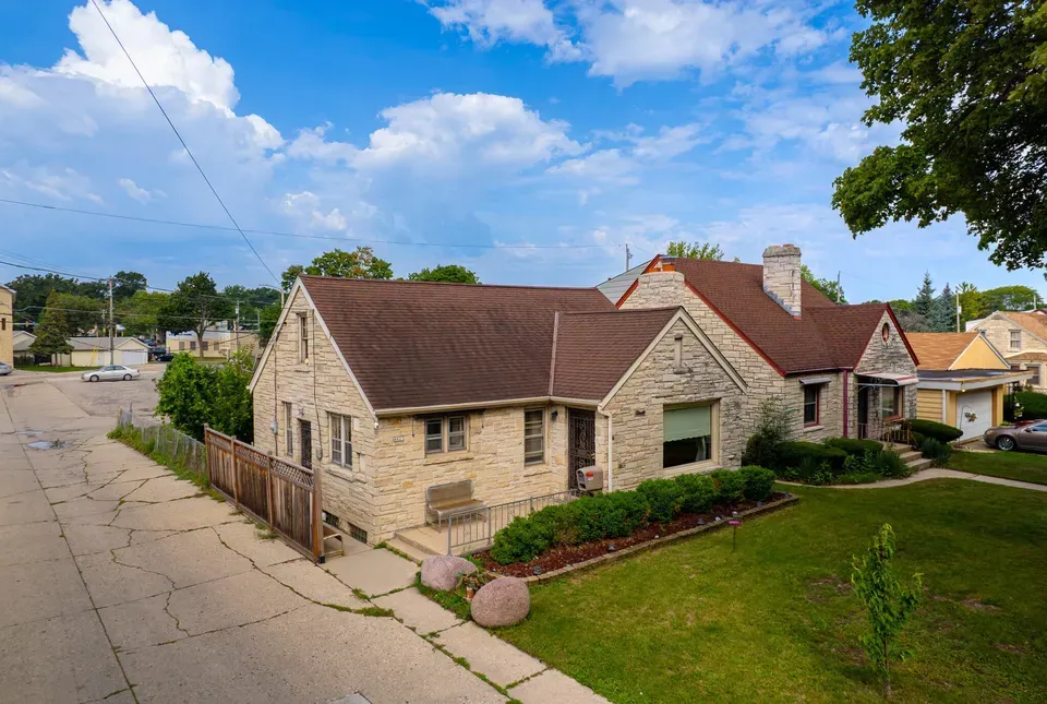 3 Bed 1 Bath Classic Historic Era Home in Milwaukee, WI - 2