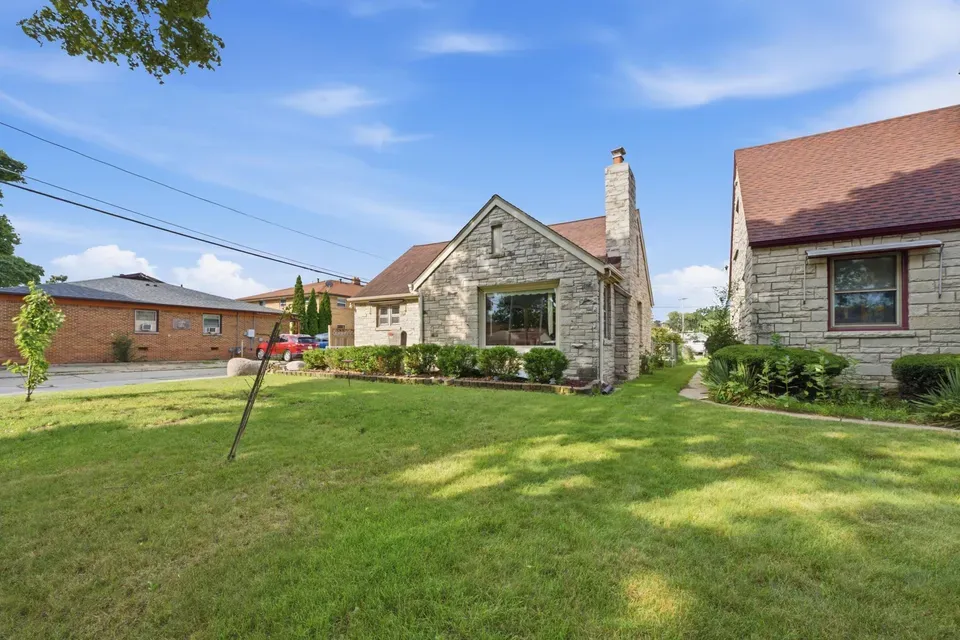 3 Bed 1 Bath Classic Historic Era Home in Milwaukee, WI - 3