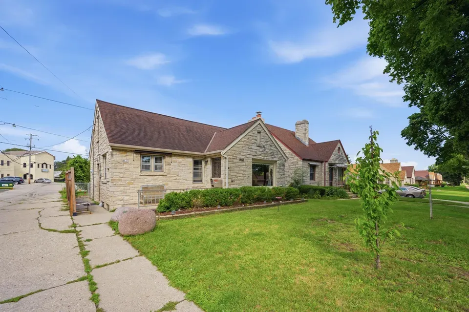 3 Bed 1 Bath Classic Historic Era Home in Milwaukee, WI - 4