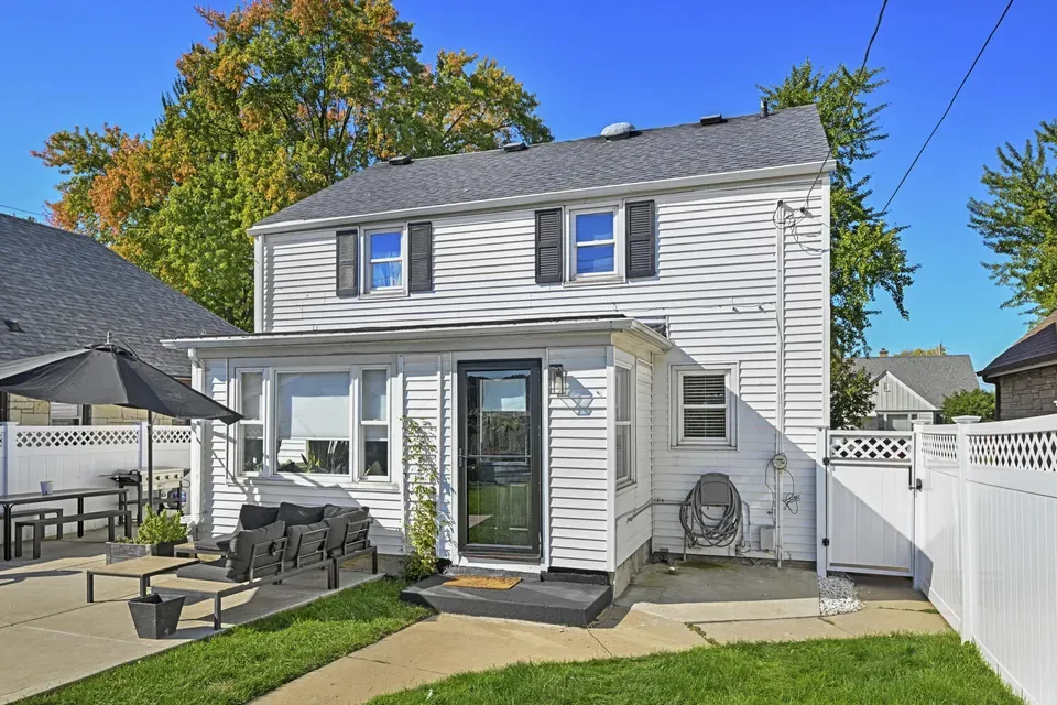 3 Bed 1 Bath Classic Historic Era Home in Milwaukee, WI - 2